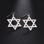 Boucles d'oreilles pendantes hexagonales avec le symbole juif de l'étoile de David argent