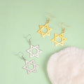 Boucles d'oreilles pendantes hexagonales avec le symbole juif de l'étoile de David or