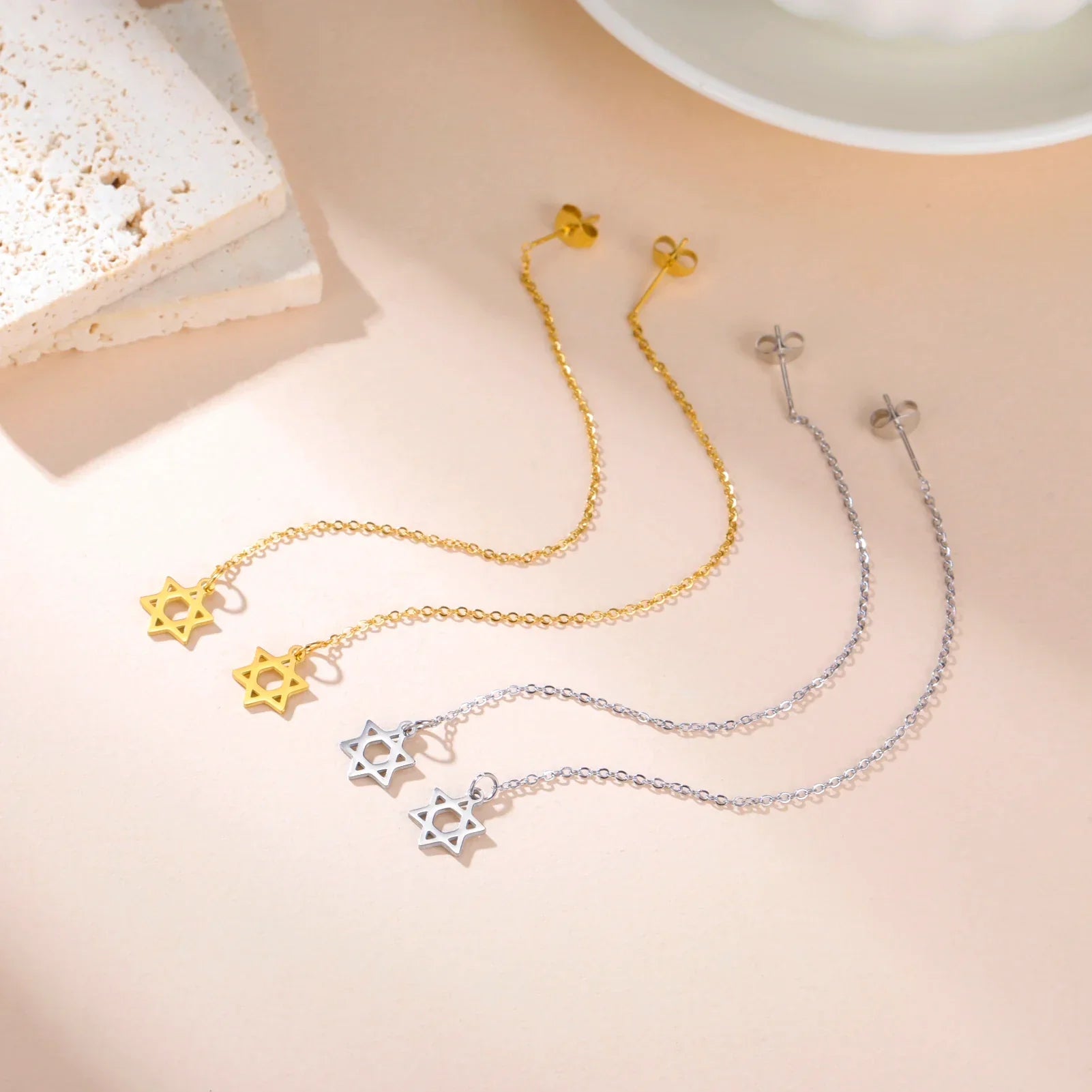 Boucles d'oreilles pendantes longues avec l'étoile de David symbole juif or et argent