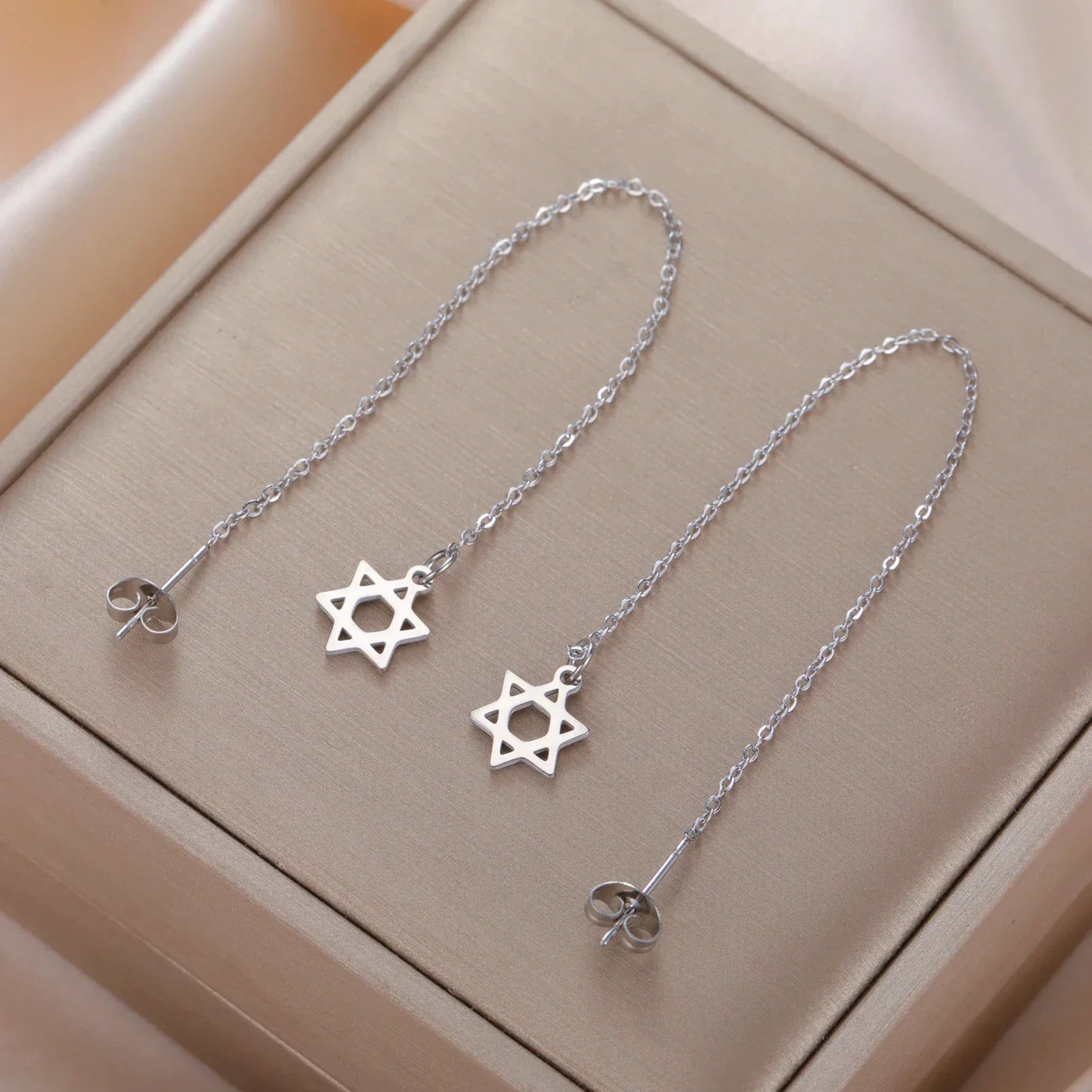 Boucles d'oreilles pendantes longues avec l'étoile de David symbole juif argent