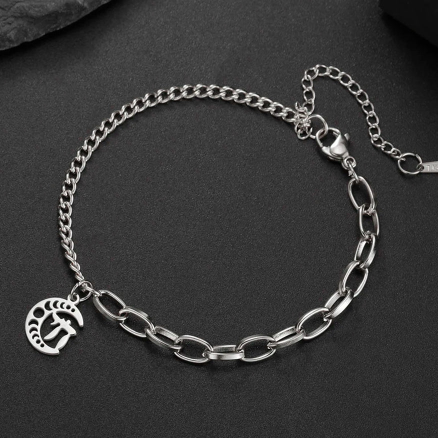 Bracelet avec le symbole juif de protection Chai sur croissant de lune argent