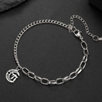 Bracelet avec le symbole juif de protection Chai sur croissant de lune argent