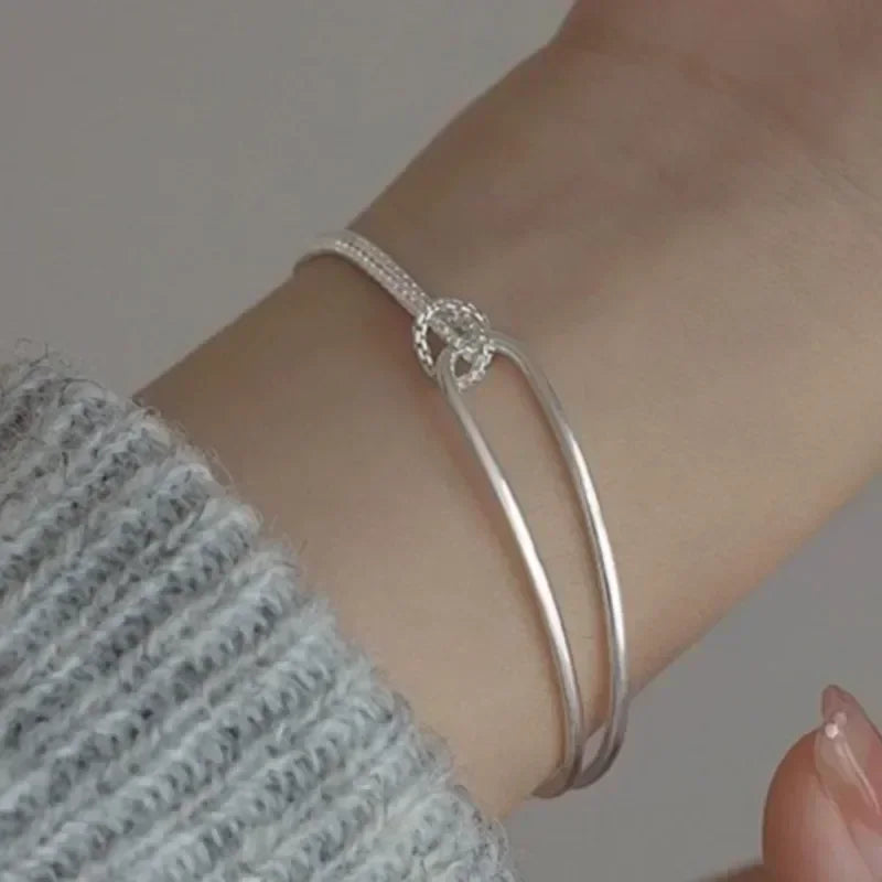 Bracelet avec noeud au style moderne