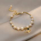 Bracelet avec perles blanches abeille