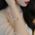 Bracelet avec perles blanches abeille