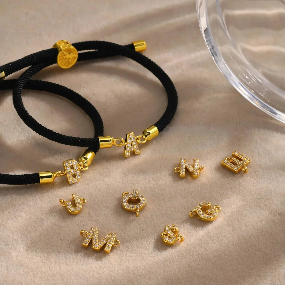 Bracelet coloré avec initiale en strass - lettre
