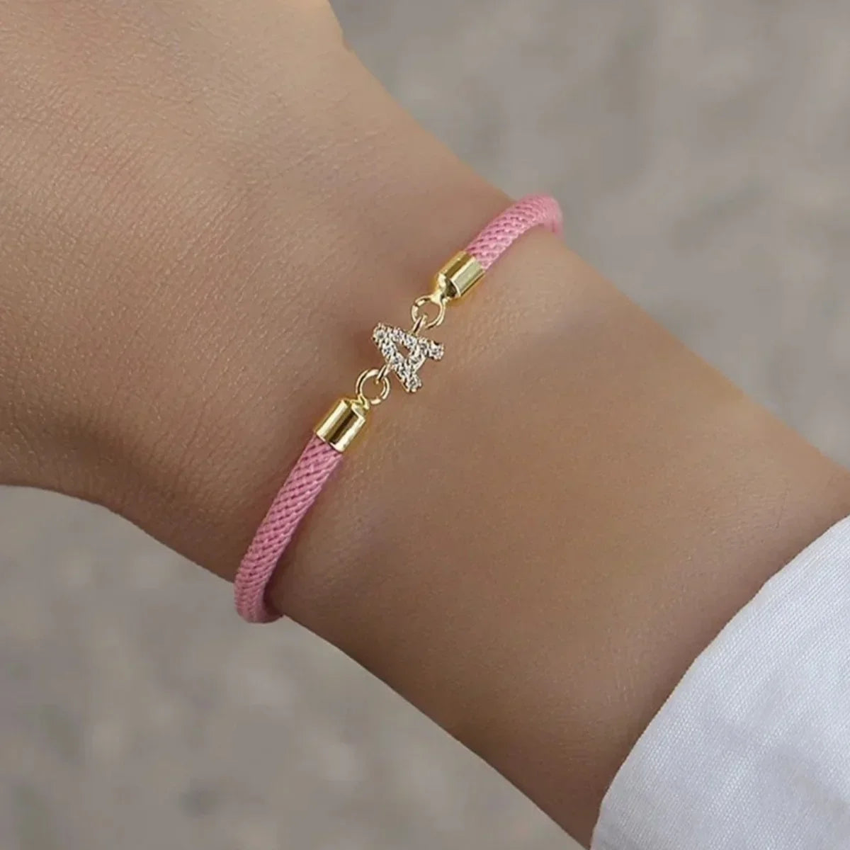 Bracelet coloré avec initiale en strass - lettre