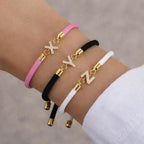 Bracelet coloré avec initiale en strass - lettre