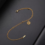 Bracelet doré avec petite breloque spirale or