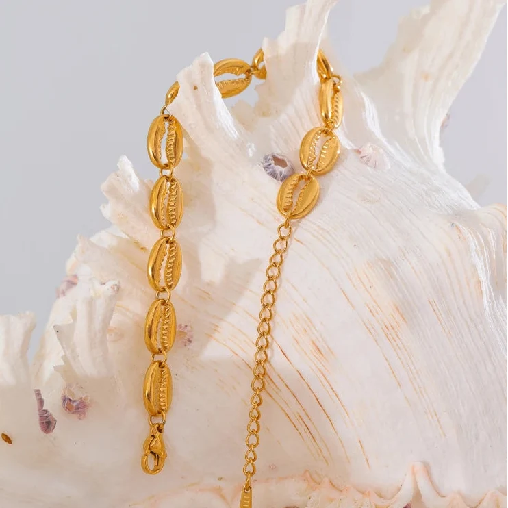 Bracelet doré coquillage cauri