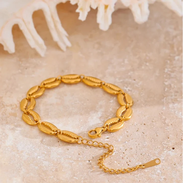 Bracelet doré coquillage cauri