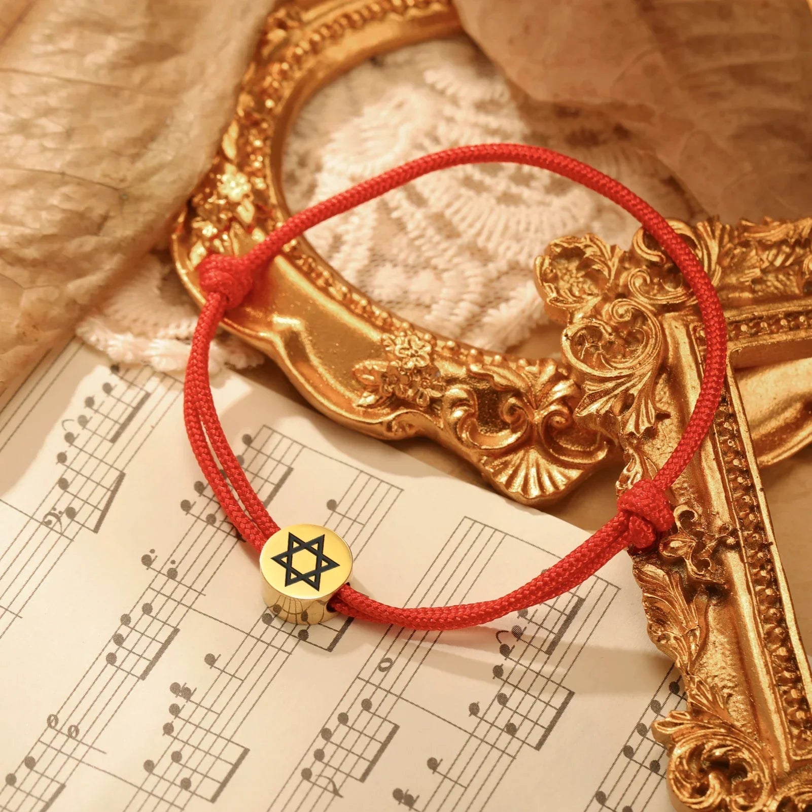 Bracelet en corde avec le symbole juif étoile de David rouge et or