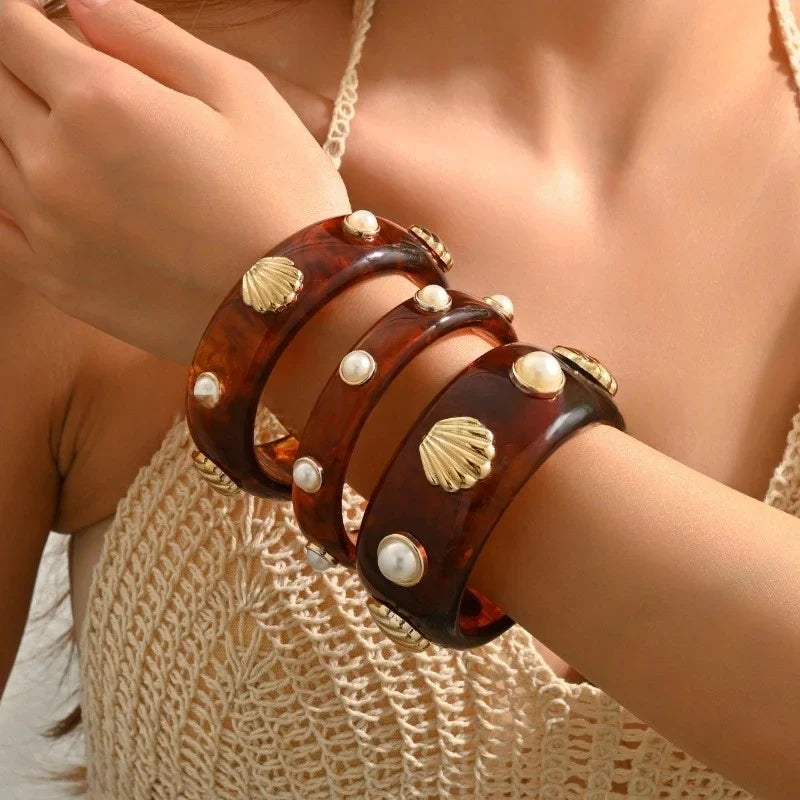 Bracelet en résine avec coquillage ambre