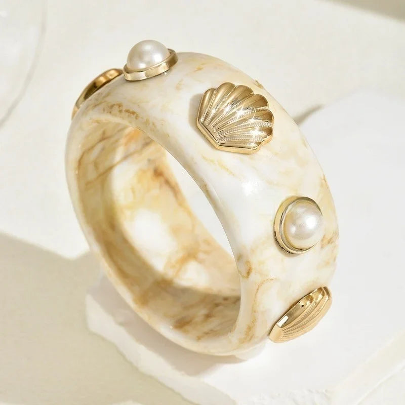 Bracelet en résine avec coquillage beige
