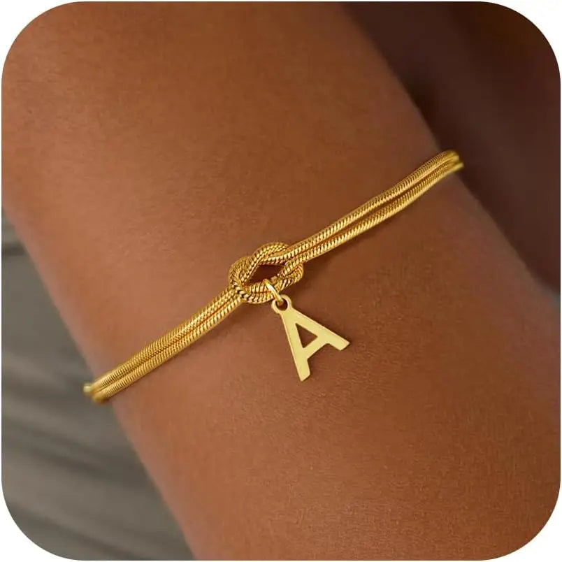 Bracelet initiale et noeud a