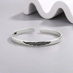 Bracelet jonc ouvert plume argentée