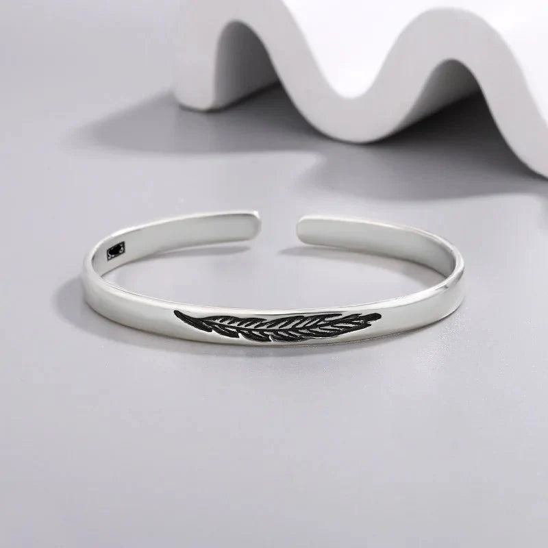 Bracelet jonc ouvert plume argentée