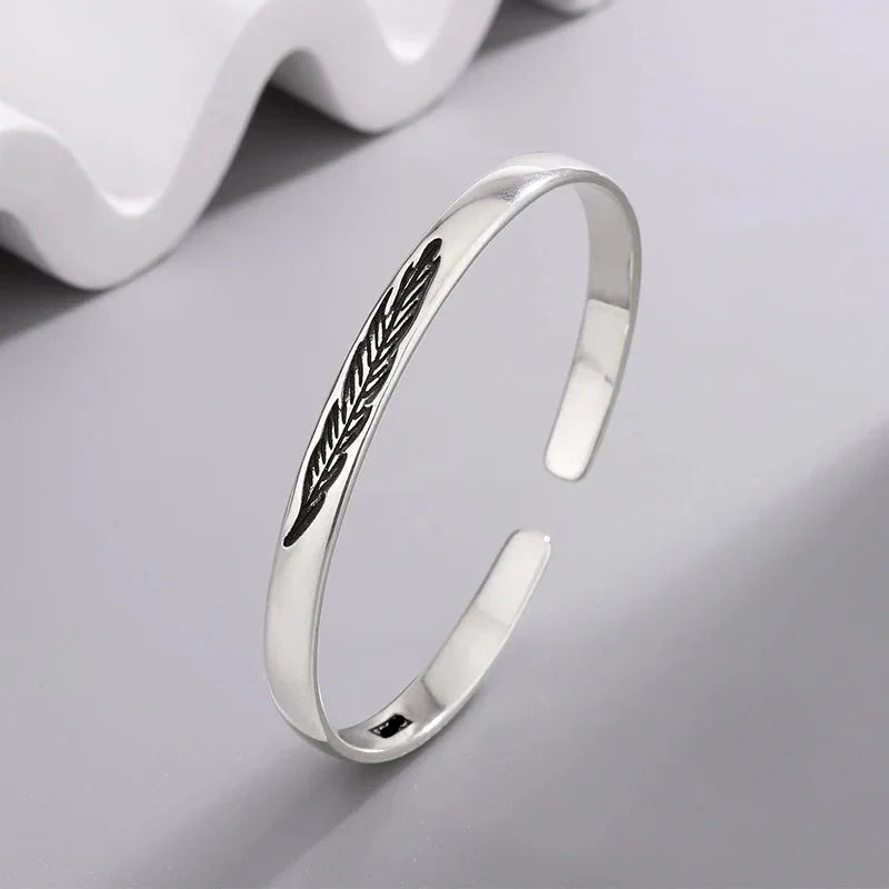 Bracelet jonc ouvert plume argentée