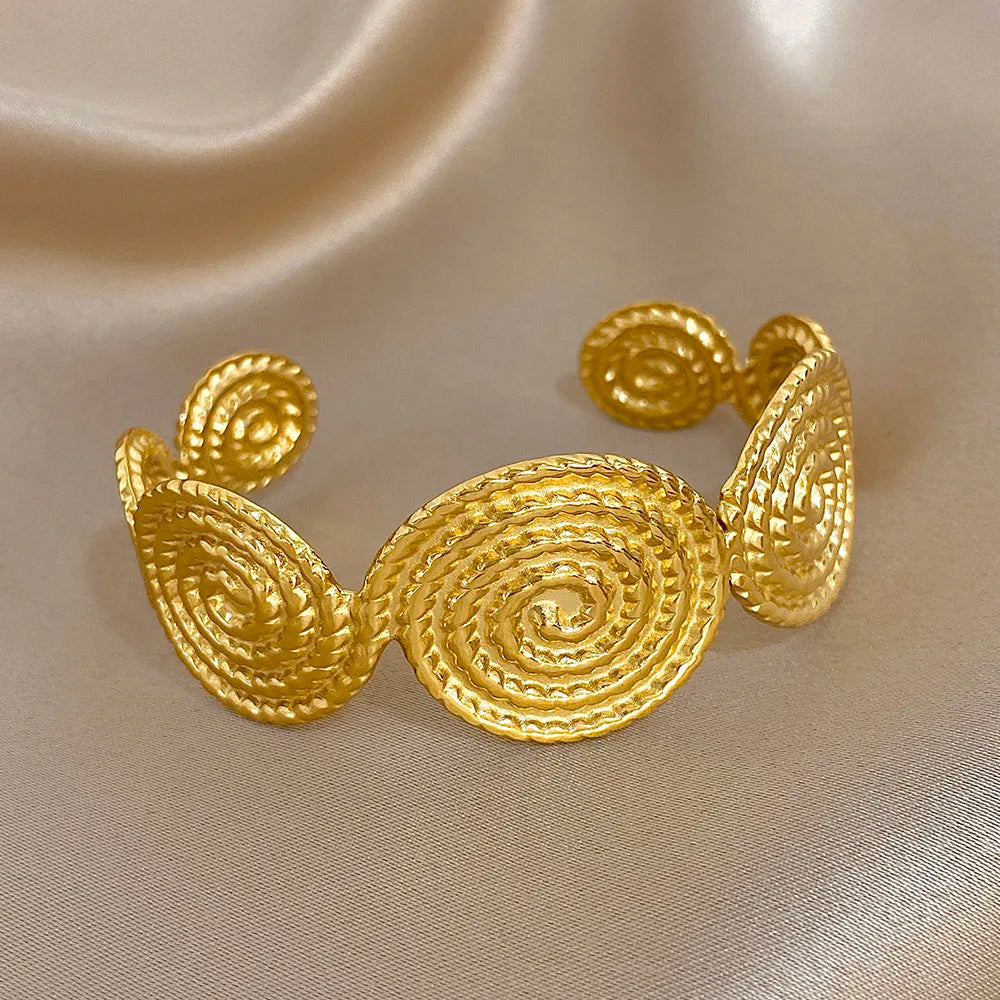 Bracelet manchette à motif spirale