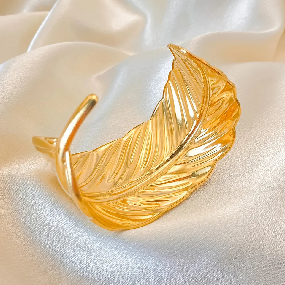 Bracelet manchette plume dorée