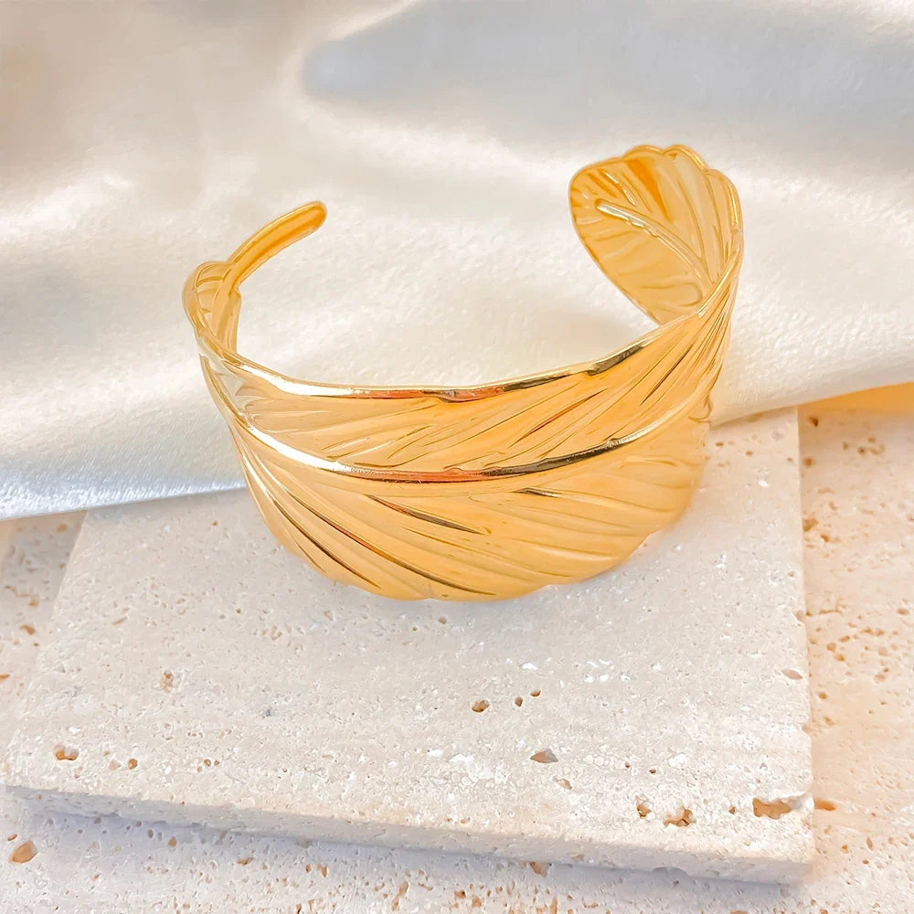 Bracelet manchette plume dorée