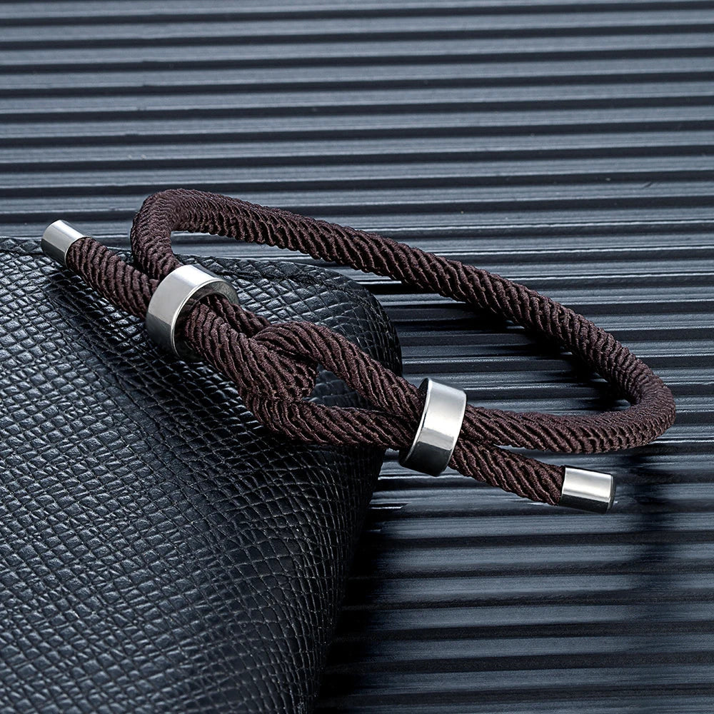 Bracelet moderne en corde tressée avec nœud marron