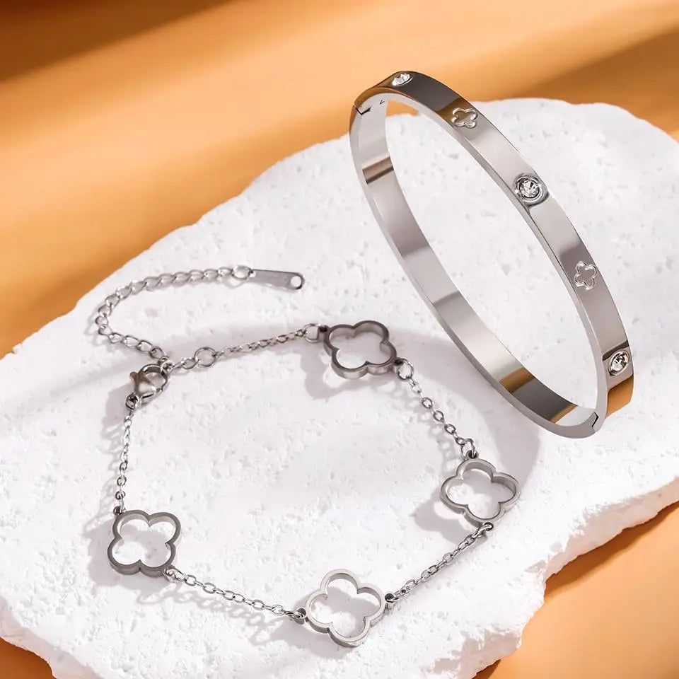 Set of 2 Bracelets with Silver 4-Leaf Clovers