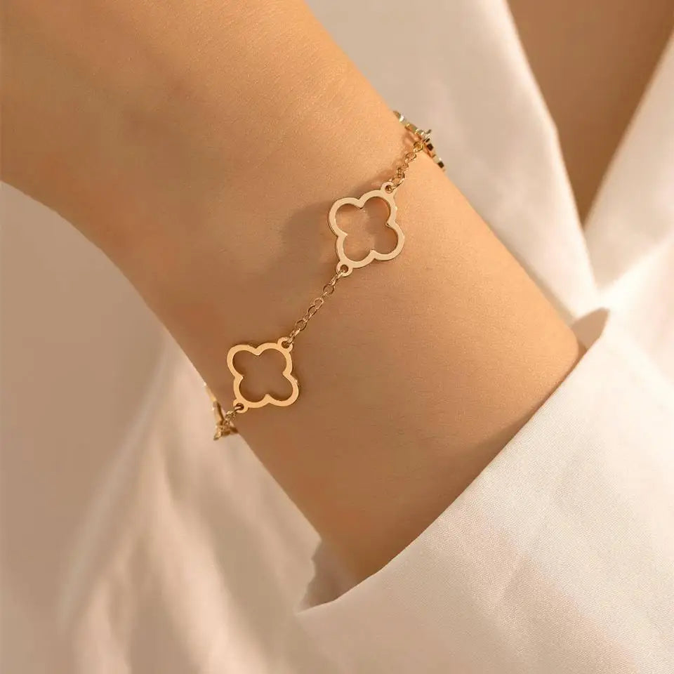 Set of 2 Bracelets with Gold 4-Leaf Clovers