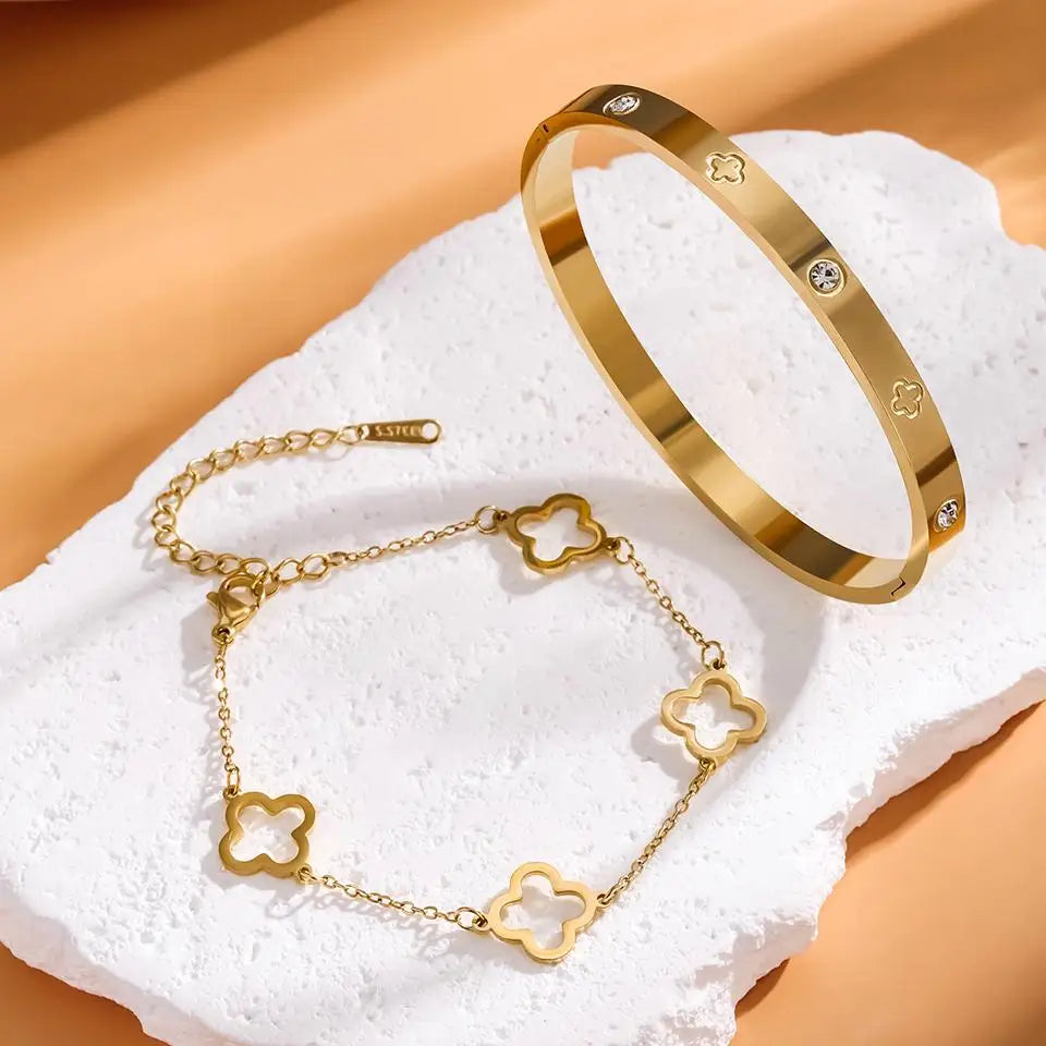 Set of 2 Bracelets with Gold 4-Leaf Clovers