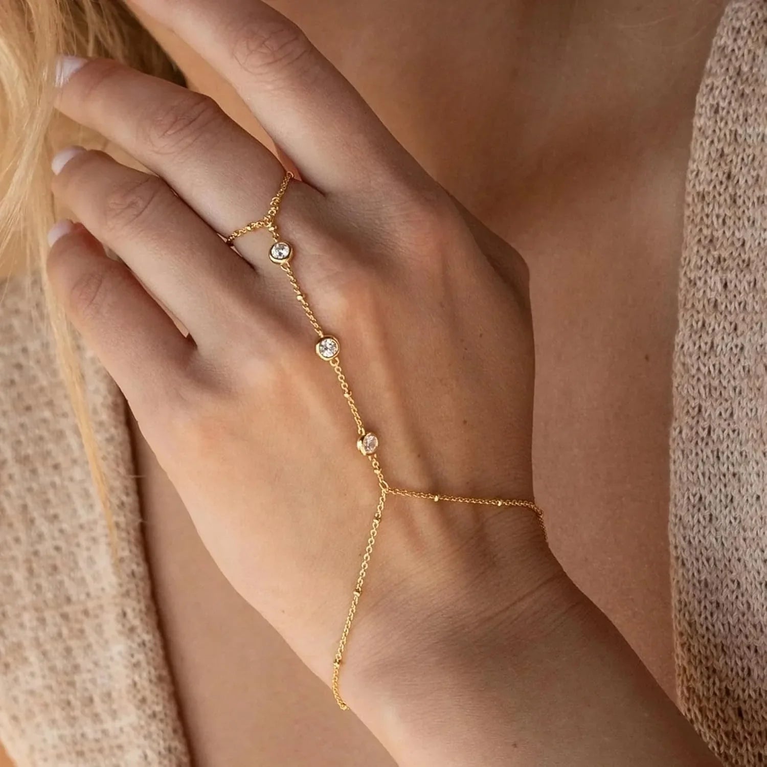 Chaîne pour main et doigt avec zircons - bracelet de main pour femme or