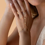 Chaîne pour main et doigt avec zircons - bracelet de main pour femme or