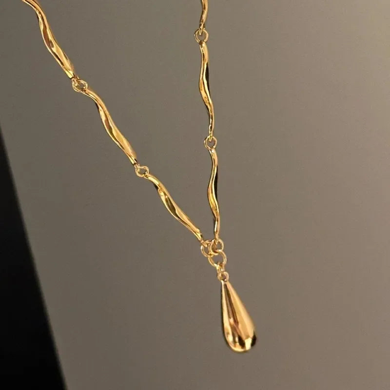 Collier Asymétrique avec Pendentif Goutte d'Eau