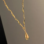 Collier Asymétrique avec Pendentif Goutte d'Eau