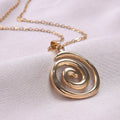 Collier avec grand pendentif spirale ajourée or