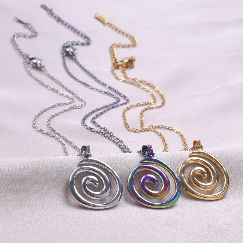 Collier avec grand pendentif spirale ajourée