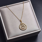 Collier avec grand pendentif spirale ajourée or