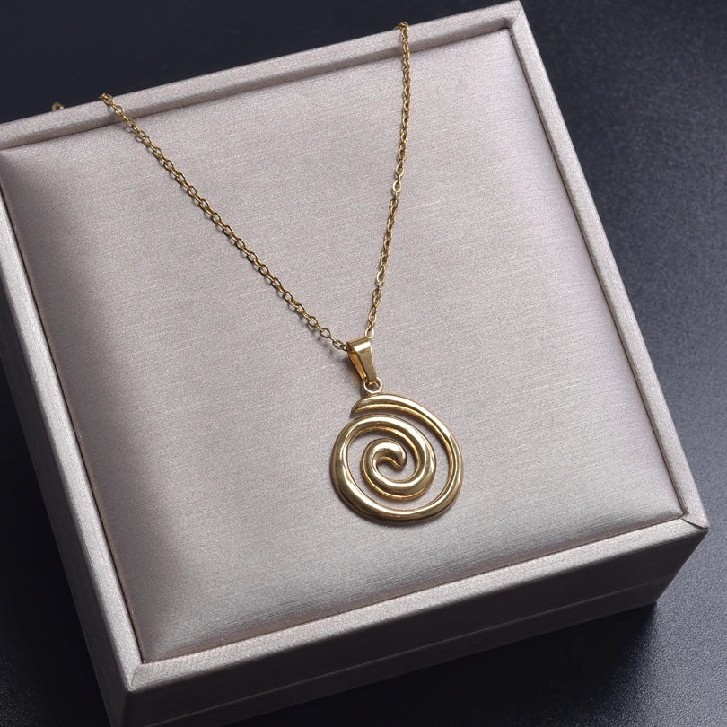 Collier avec grand pendentif spirale ajourée or