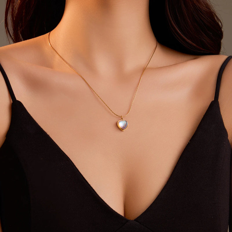 Collier avec Joli Pendentif Coeur Pierre de Lune