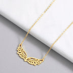 Collier avec large pendentif ailes d'ange or