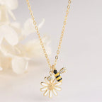 Collier avec pendentif abeille et fleur de marguerite