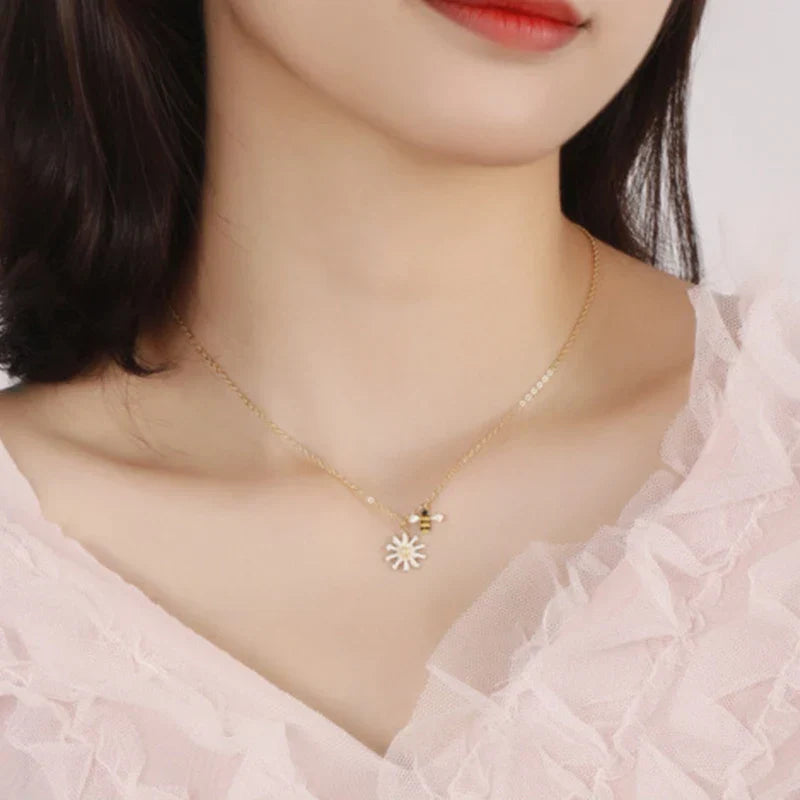 Collier avec pendentif abeille et fleur de marguerite