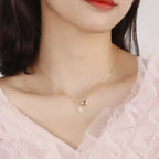 Collier avec pendentif abeille et fleur de marguerite