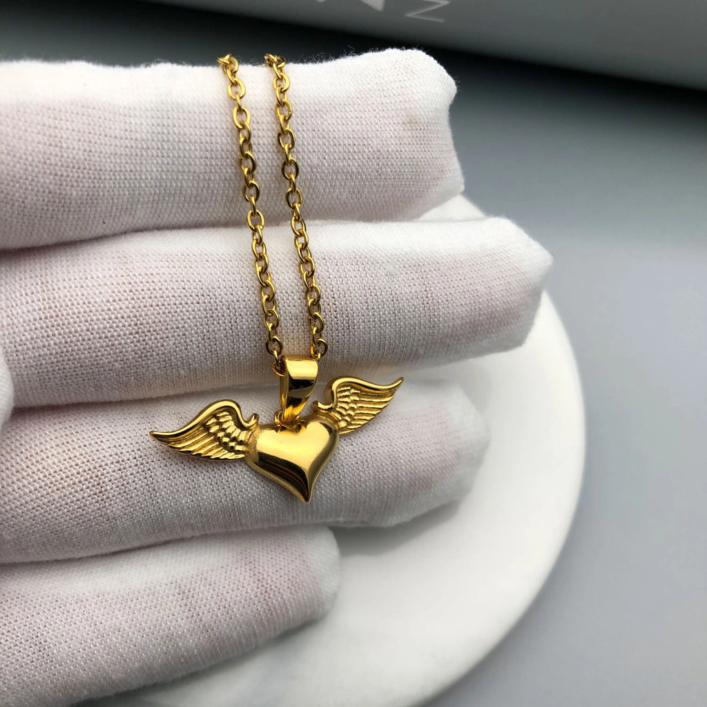 Collier avec pendentif ailes d'ange et coeur
