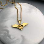 Collier avec pendentif ailes d'ange et coeur