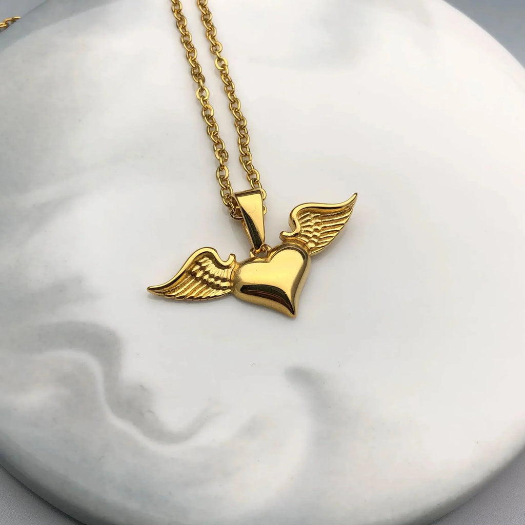 Collier avec pendentif ailes d'ange et coeur