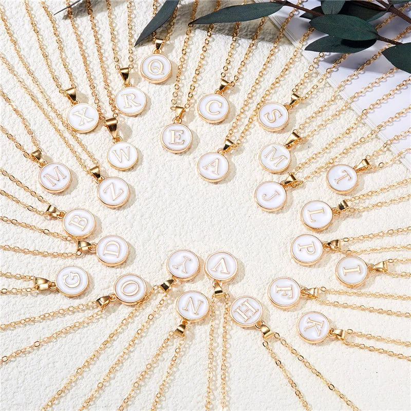 Collier avec pendentif blanc initiale i