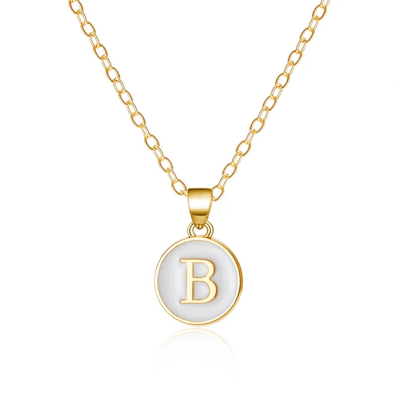 Collier avec pendentif blanc initiale b