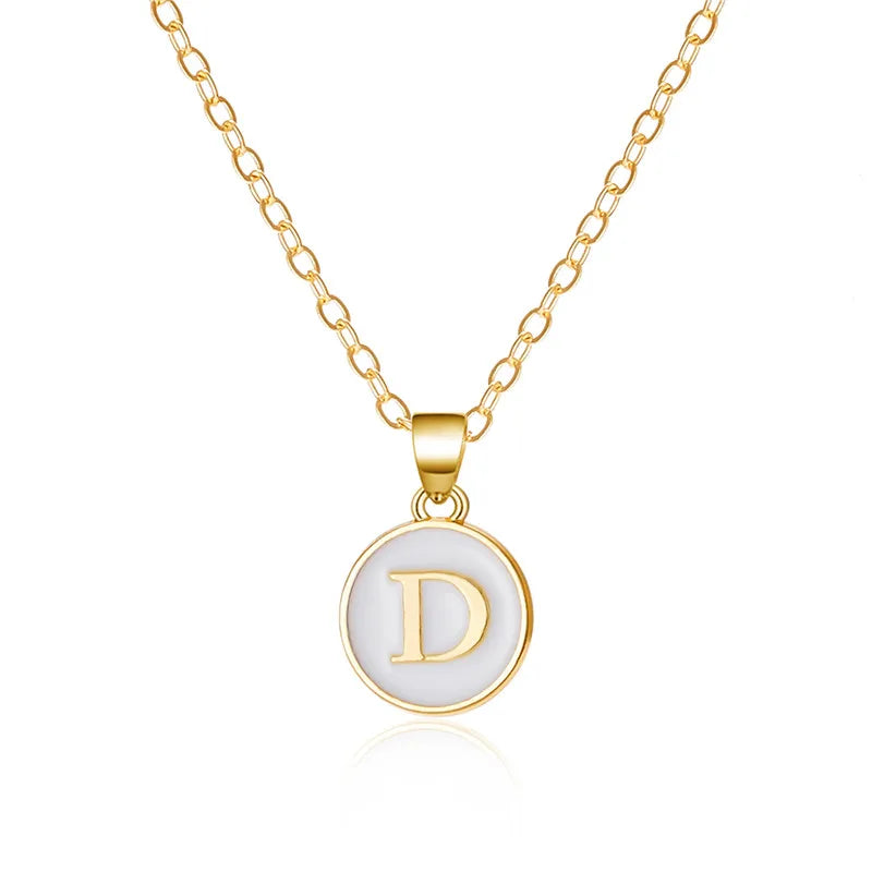 Collier avec pendentif blanc initiale d