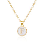 Collier avec pendentif blanc initiale f