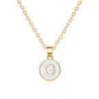 Collier avec pendentif blanc initiale g